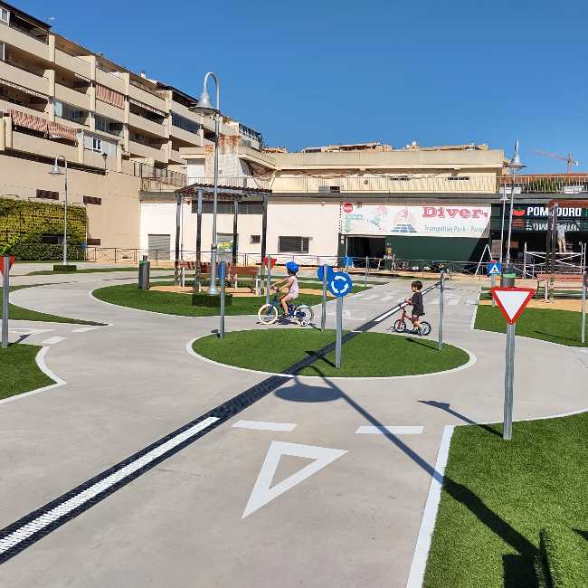 Parque de Seguridad Vial en Mijas 5 mini blogueraviajera circulando por la carretera en el parque de educacion vial de mijas