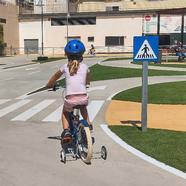 Parque de Seguridad Vial en Mijas 4 mini blogueraviajera circulando por la carretera en el parque de educacion vial de mijas