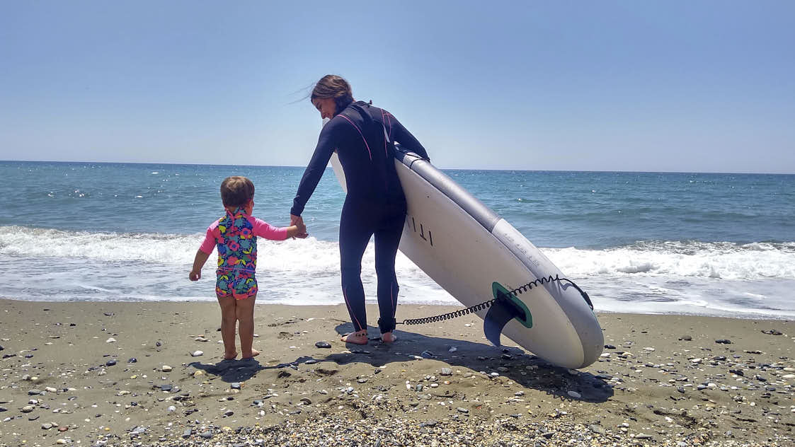Mejores regalos para madres viajeras 1 Feliz madre haciendo SUP con su hija regalo top para madres