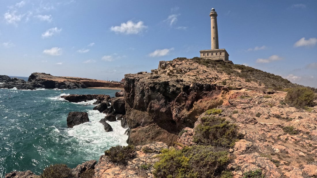 Vista del faro de Cabo de Palos con cala Fría al fonda una playa genial para bucear, bañar o relajar.