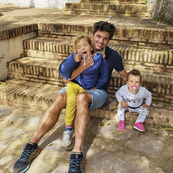 Descubre Genalguacil, el Pueblo Museo 3 familia feliz