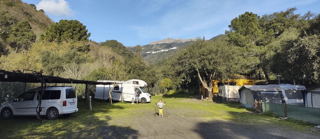 Guía rápida de campings y áreas de autocaravanas de Andalucía. 1 Niña jugando en el área de autocaravanas de valle de Genal