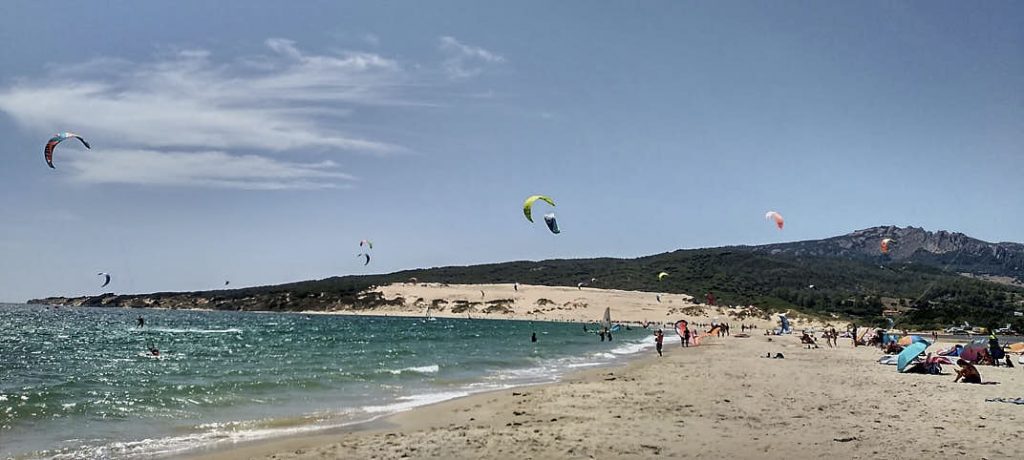 TARIFA: Guía completa, qué ver y qué hacer. 1 Cometas de iesurf volando en la playa de valdevaqueros tarifa