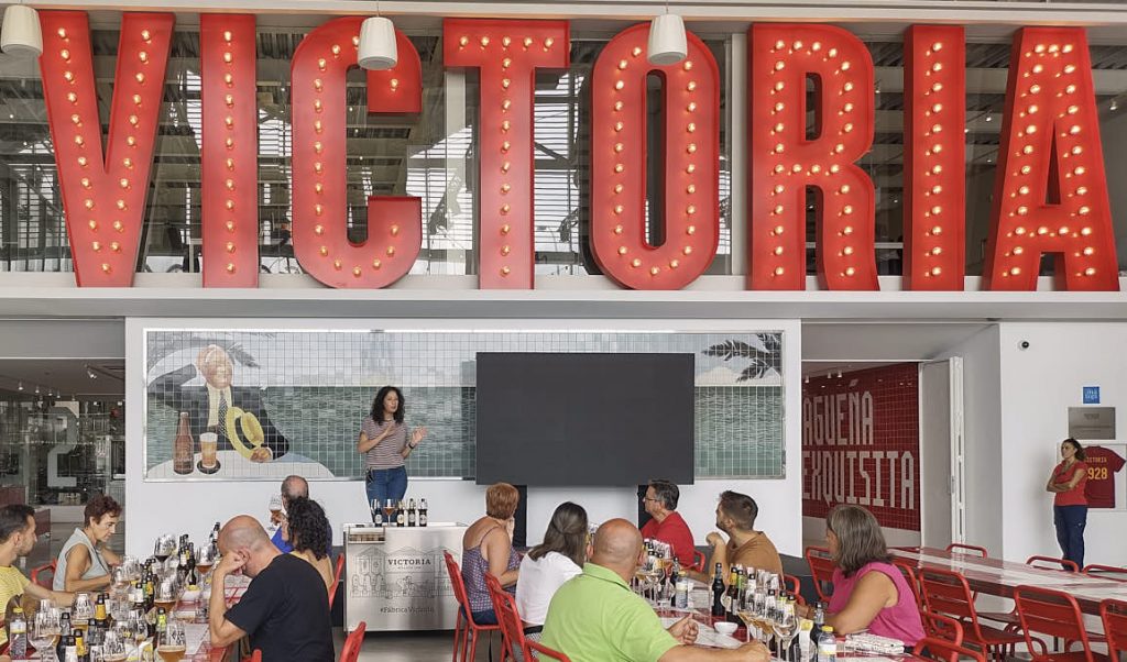 Visita a la Fábrica de Cerveza Victoria 1 Belén explicando todo sobre las cervezas en la cata de la fábrica de victoria en Málaga