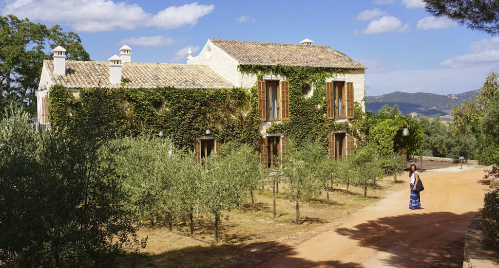 Cata de aceite y visita en LA Organic, Ronda. 1 Lucía enfrente el cortijo de LA organic en Ronda