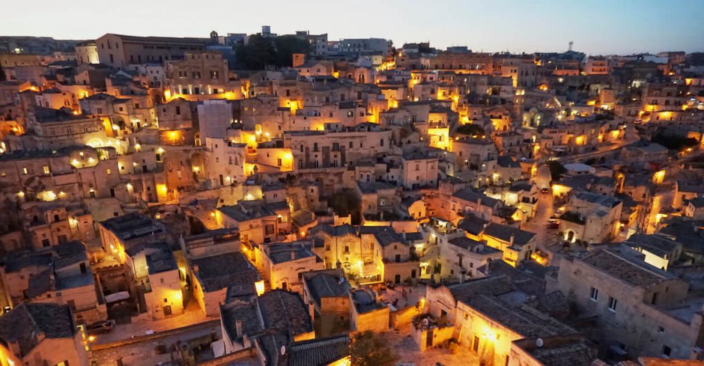 el barrio sassi de Matera iluminado por la atardecer