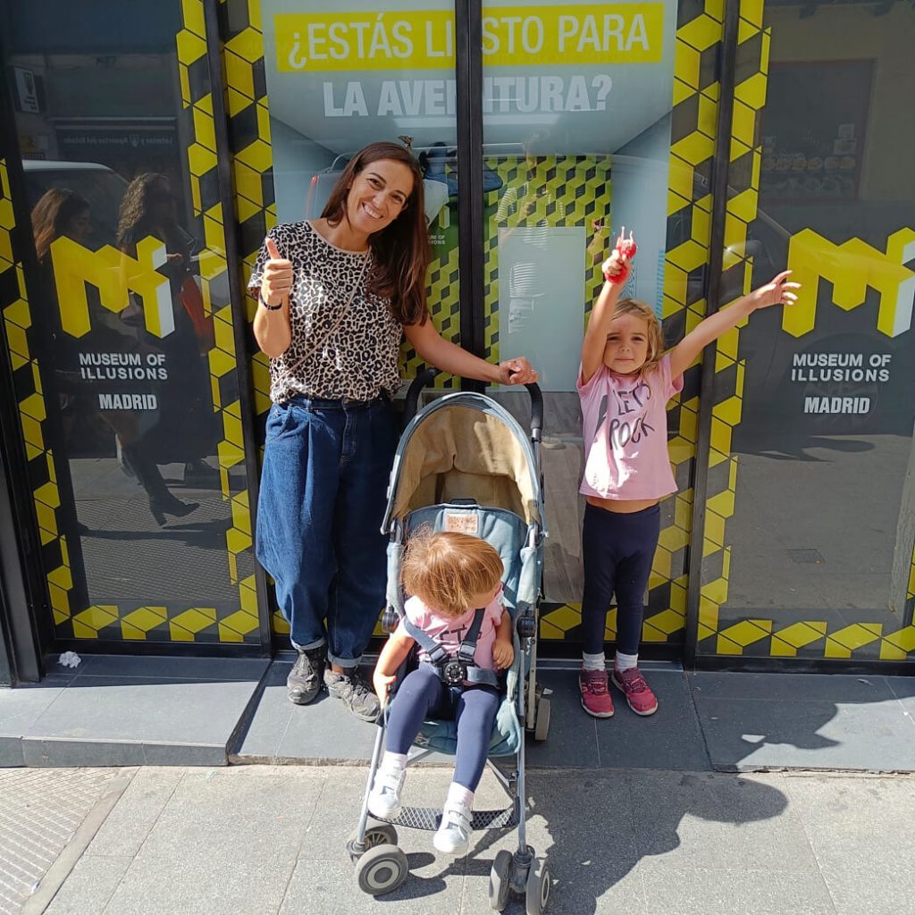 Las niñas en la entrada del museo de las ilusiones en Madrid