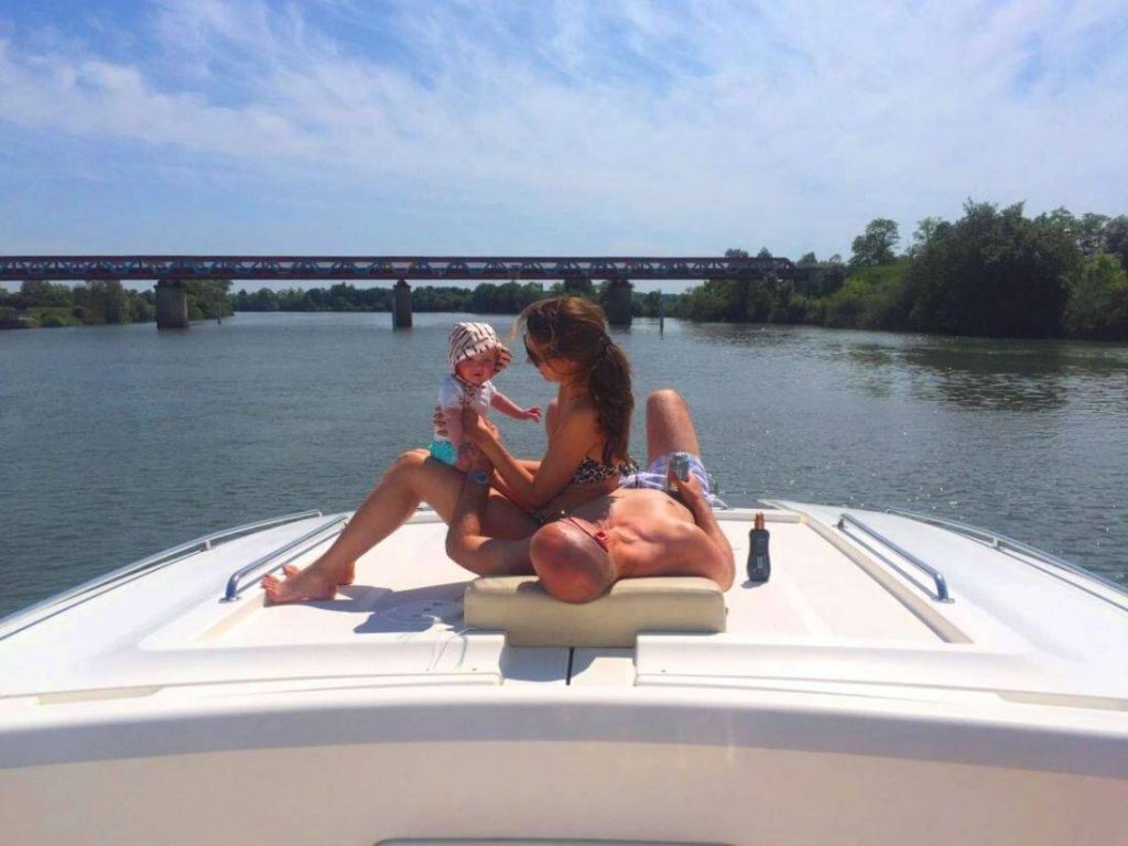 Turismo fluvial: unos días en familia con Danfluvial 10 familia encima su barco de turismo fluvial