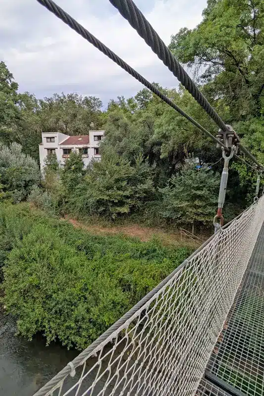 Villa Sandía: el alojamiento más original de Andalucía. 14 El Molino Inglés visto desde puente colgante.