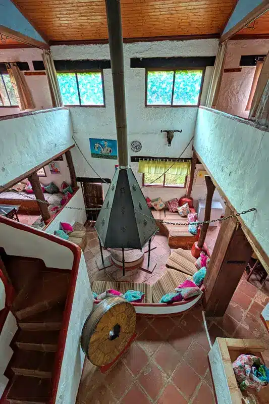 Villa Sandía: el alojamiento más original de Andalucía. 12 Salón del Molino Inglés con su chimenea colgante