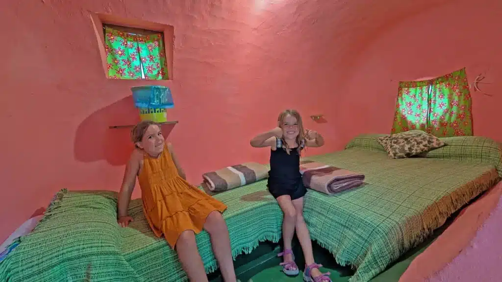 Villa Sandía: el alojamiento más original de Andalucía. 10 Niñas sonriendo dentro de una habitación colorida en forma de sandía en Villa Sandía.
