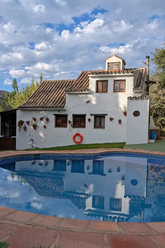 Villa Sandía: el alojamiento más original de Andalucía. 6 Casa blanca tradicional con piscina en Molino La Flor, parte de Villa Sandía.
