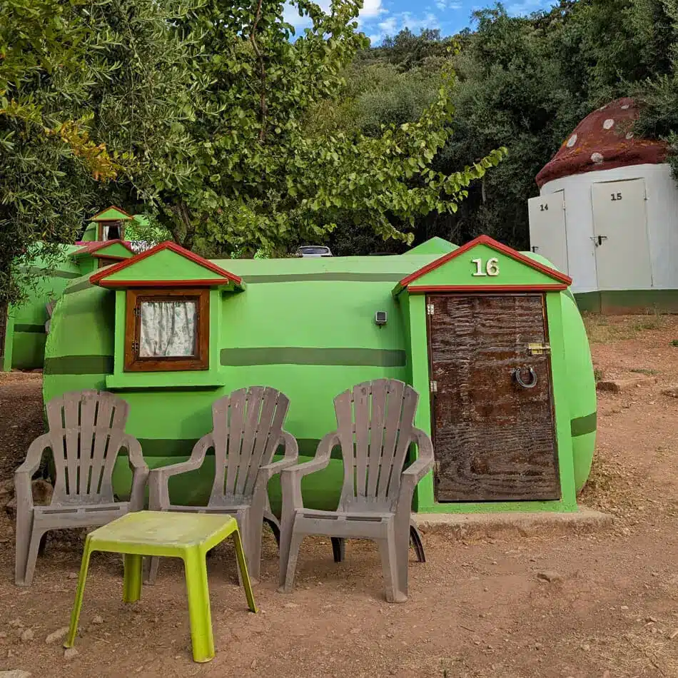 Villa Sandía: el alojamiento más original de Andalucía. 3 Casa Sandia con sillas de jardín en Villa Sandía, un alojamiento rural original.