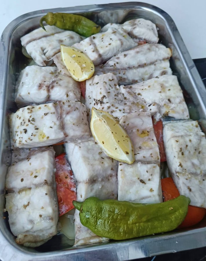 Plato de pescado fresco listo para el horno