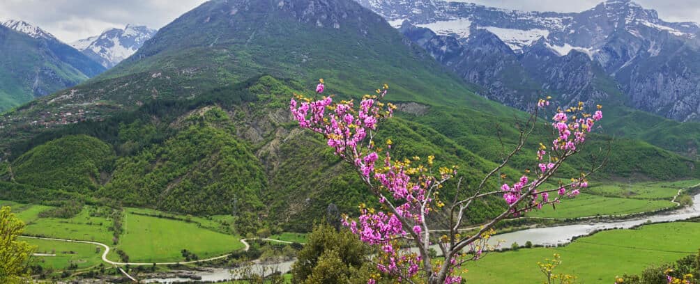 Vistas de montañas en Albania