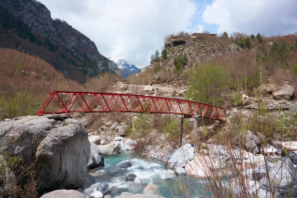 Puente sobre un rio en el valle de Theth