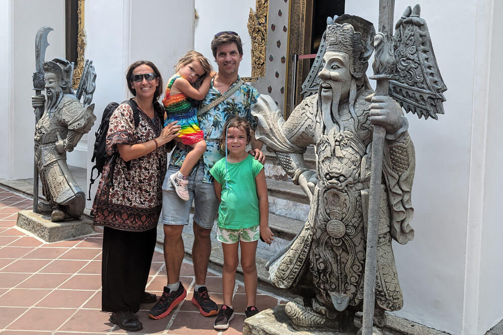 Familia en templo de Bangkok
