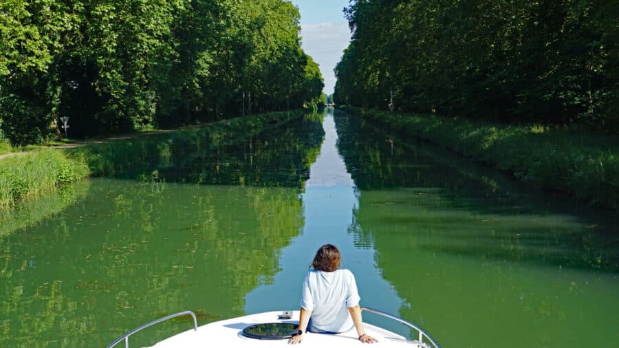 Lucía en la proa de nuestro barco fluvial