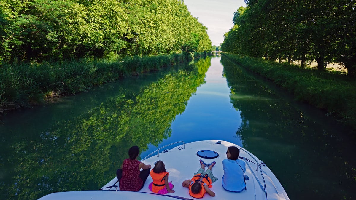 Aguas tranquilas durante nuestro crucero fluvial en el canal.