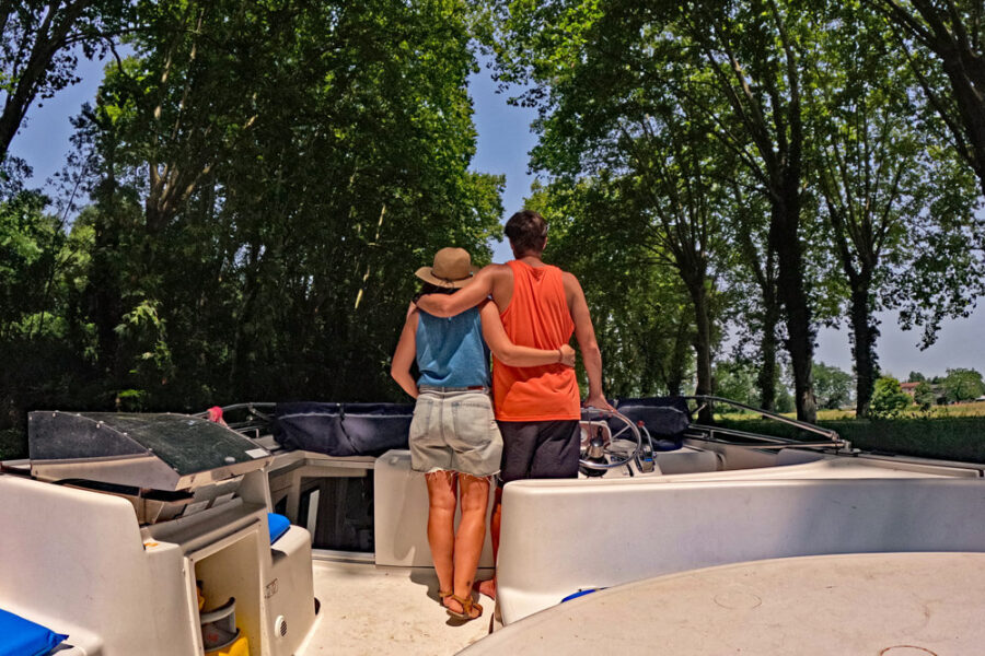 Navegando en pareja en un barco fluvial