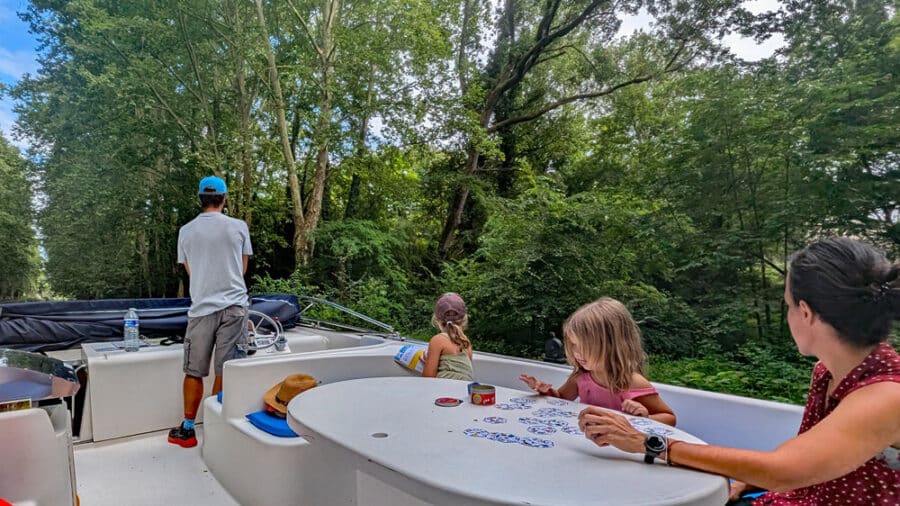 Jugando en el barco