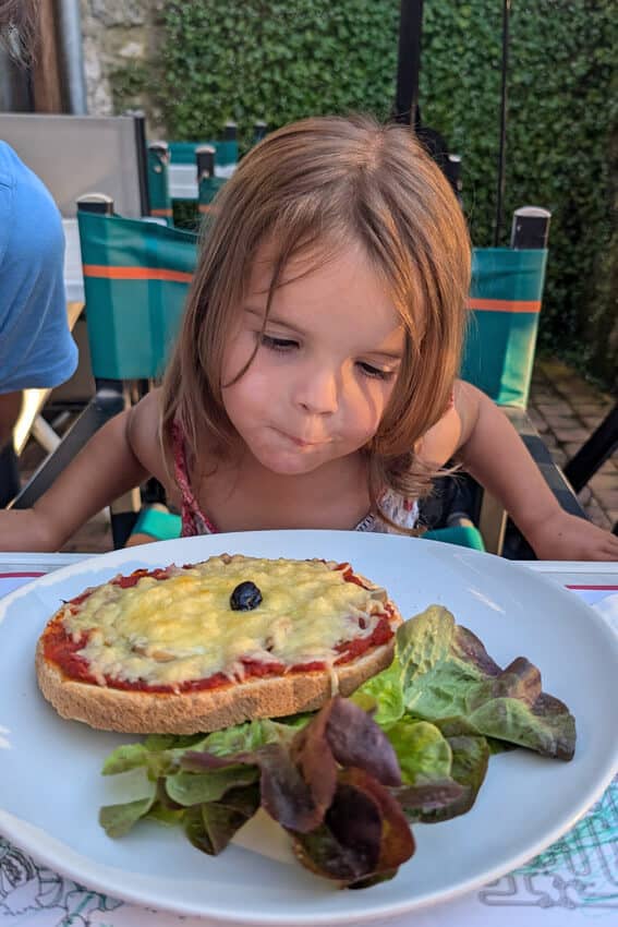 Zoe mirando su comida