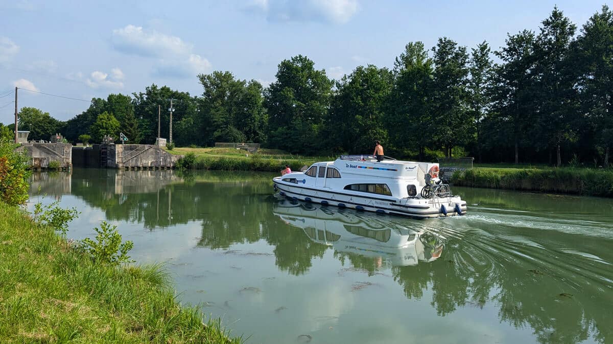 Barco fluvial llegando una esclusa en Aquitania