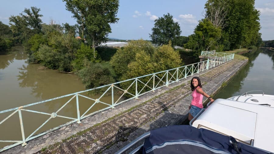 Puente del canal pasando por encima el río