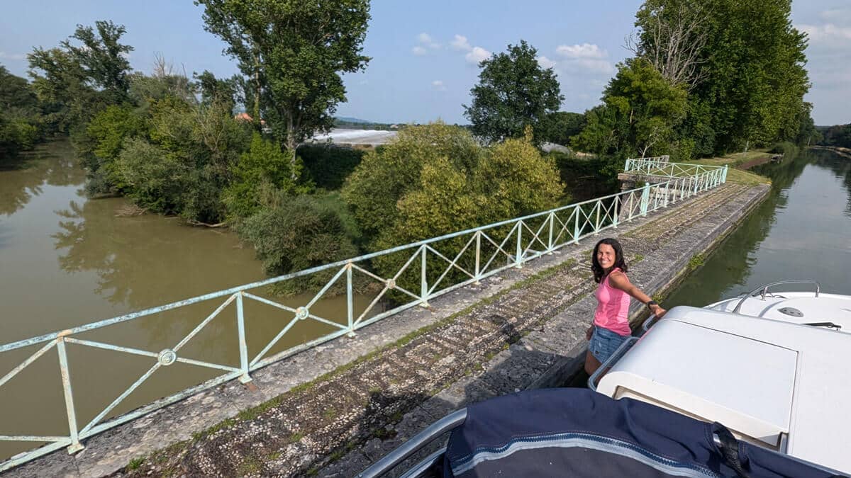 Canal pasando por encima el rio