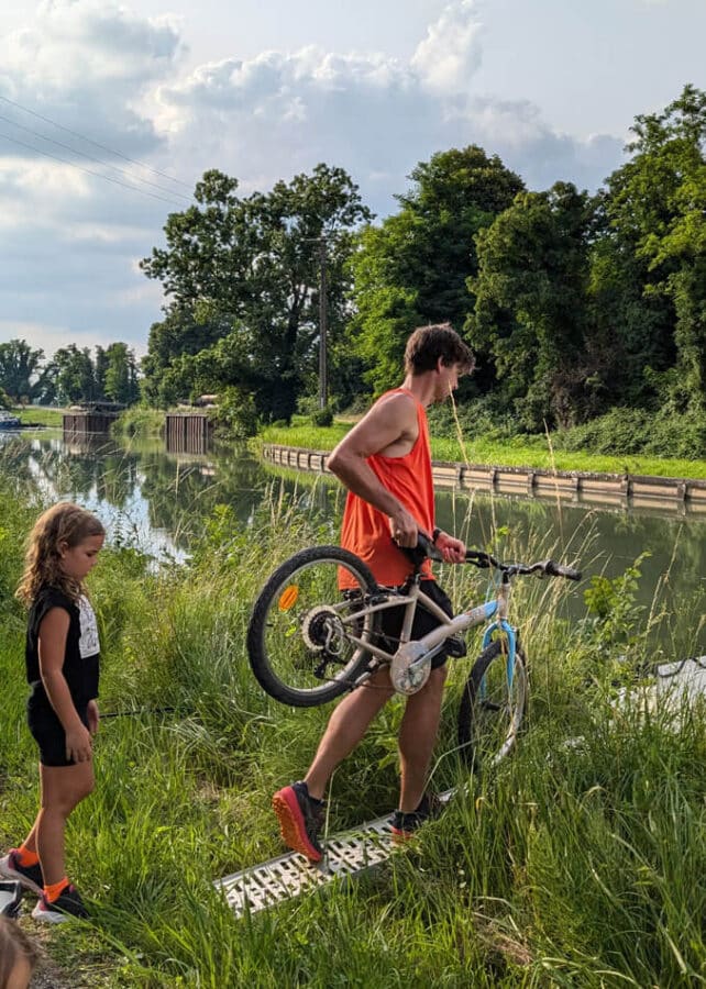 subiendo las bicis el barco