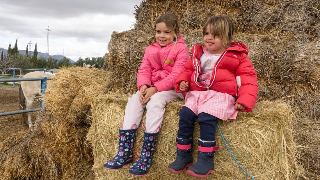 las  niñas en la granja