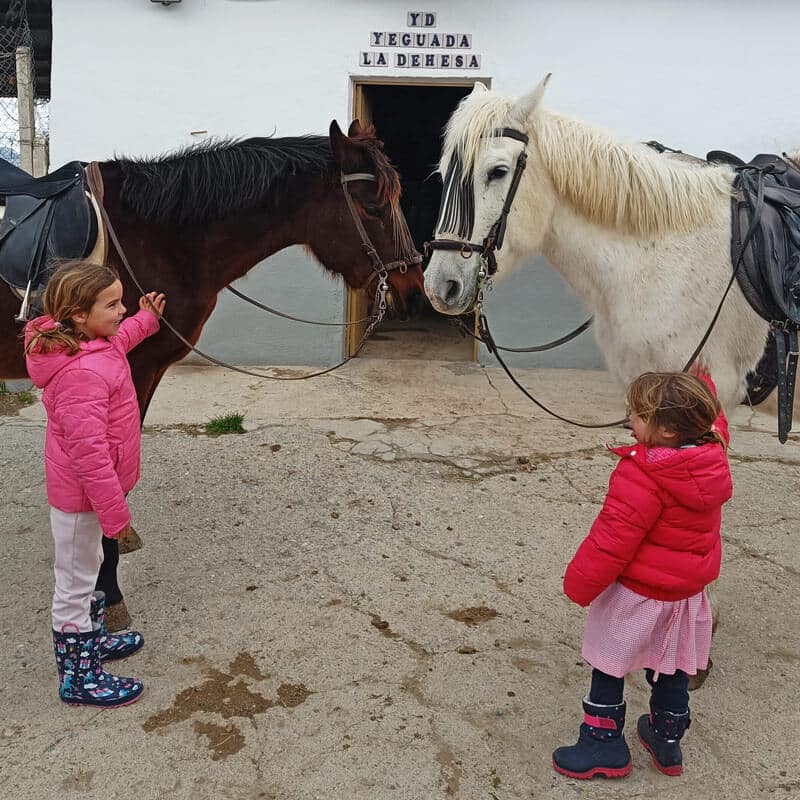 Las niñas con sus cabellos en la Yeguada La Dehesa