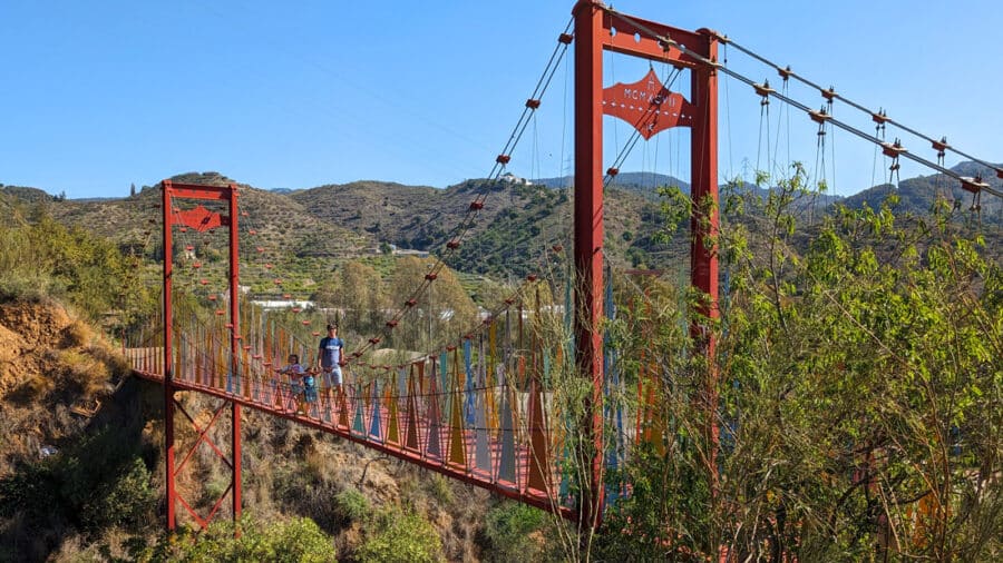Puente de la ruta de senderismo del ambalse de limonero
