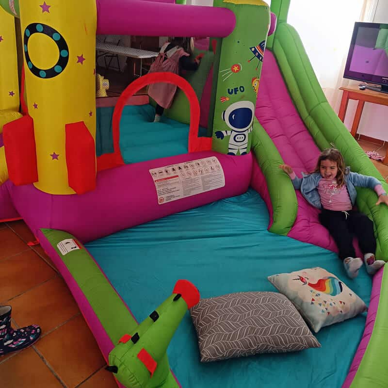 Castillo hinchable en Camping Freila