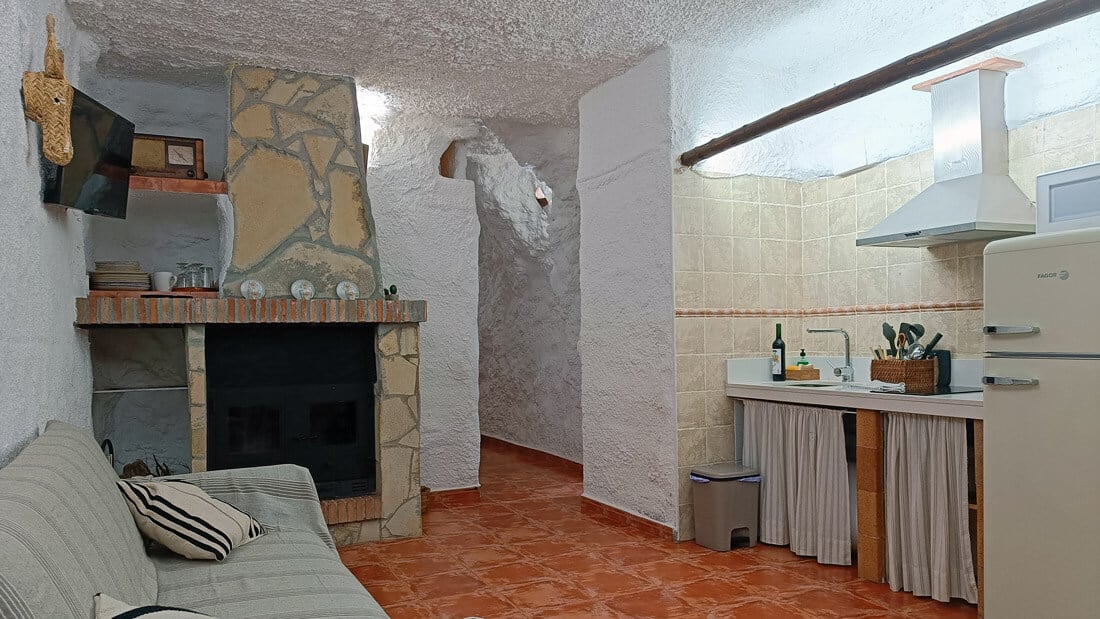Cueva Atochal salon - donde dormir en Andalucía con niños