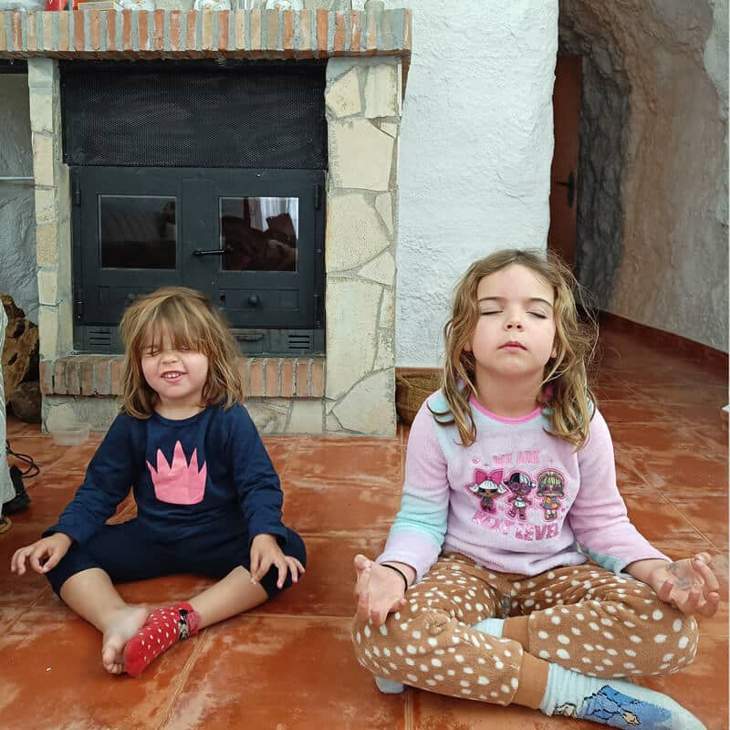 Las niñas practicando yoga en la Cueva Atochal
