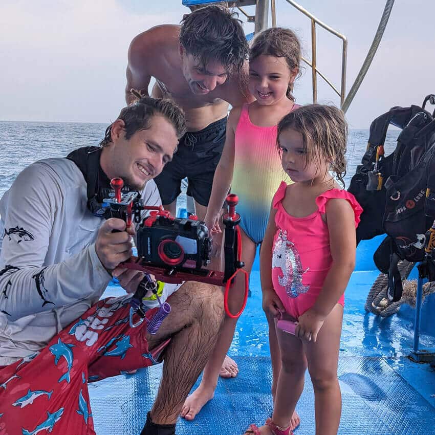 Mirando las fotos del buceo.