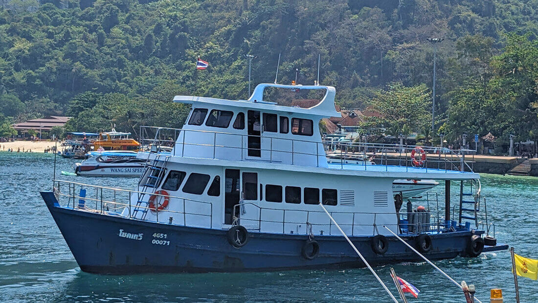 El barco de Leisure Dive Centre Phi Phi