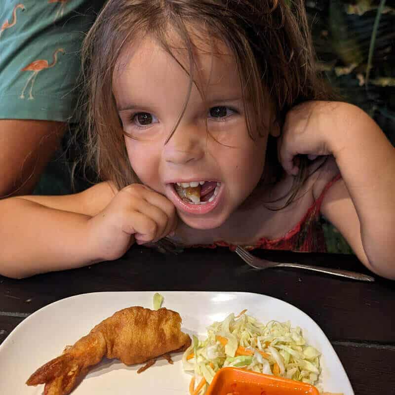 Zoe disfrutando de comida tailandesa