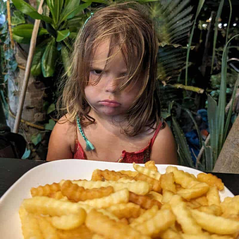 Zoe no tan  contenta con la comida para turistas