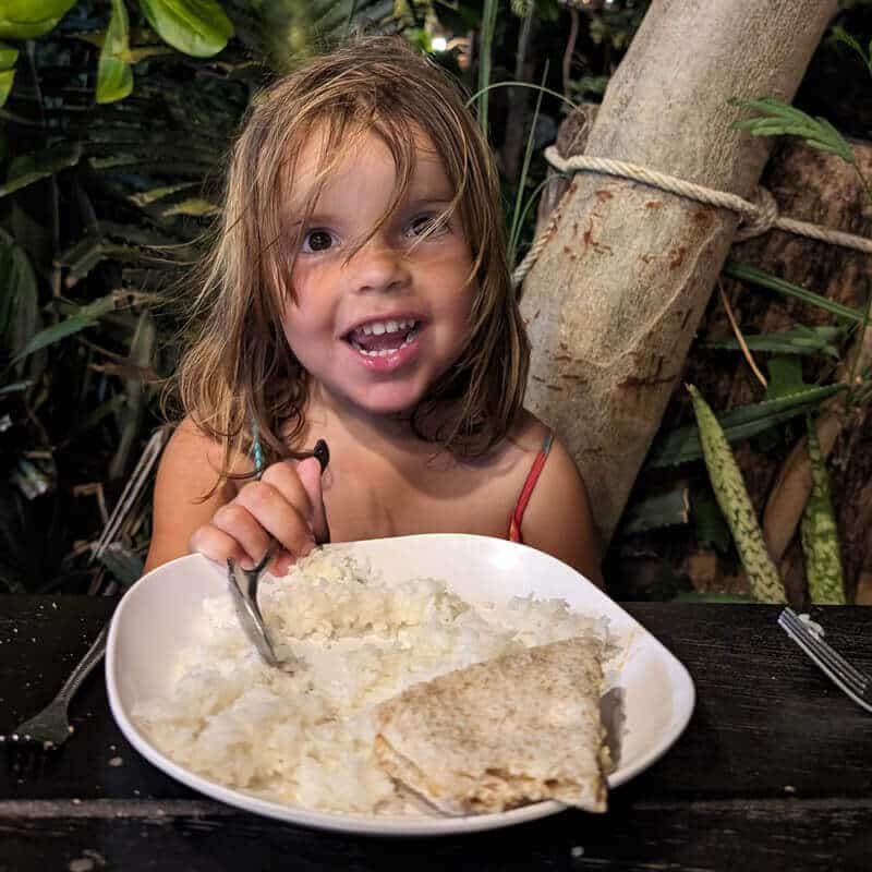 Zoe disfrutando de comida tailandesa