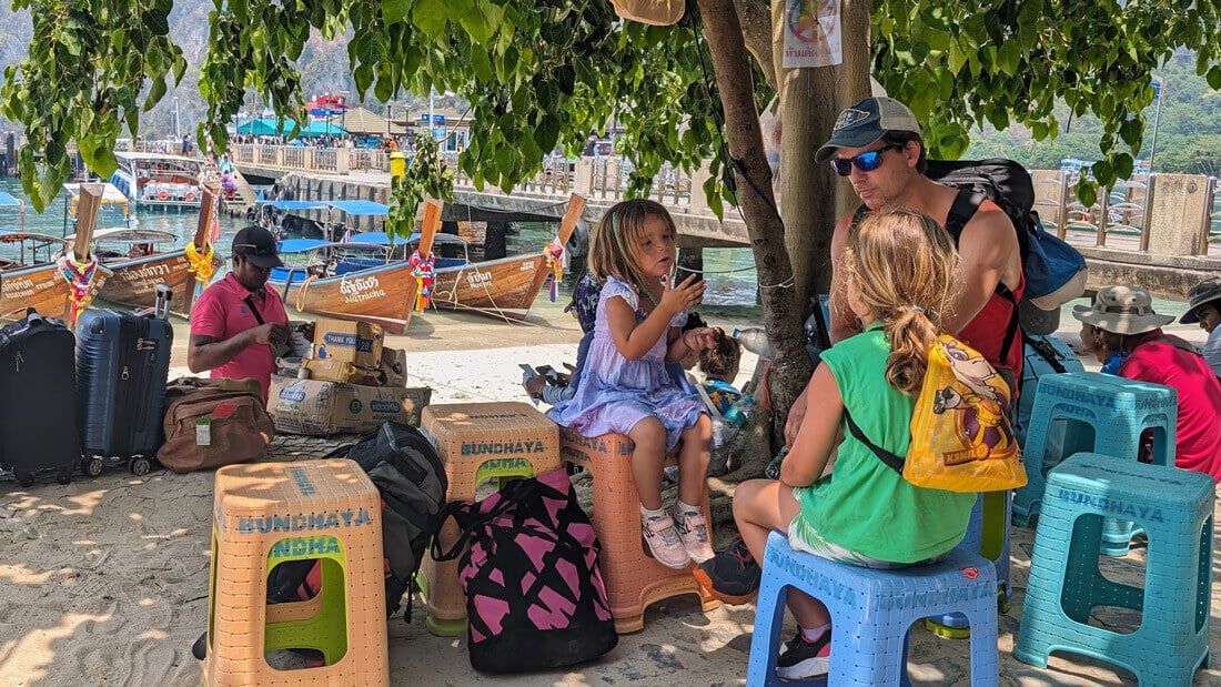 Esperando  el barco tranquilamente en familia.