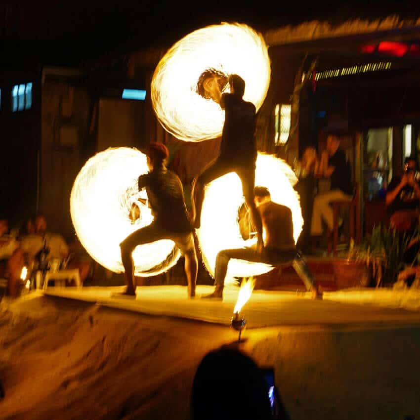 Cena y espectáculo de fuego en la playa