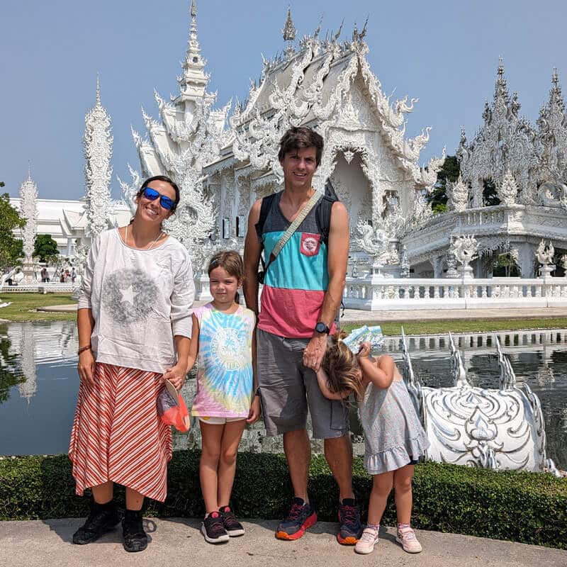 Templo blanco en Chiang Rai, Tailandia en familia.
