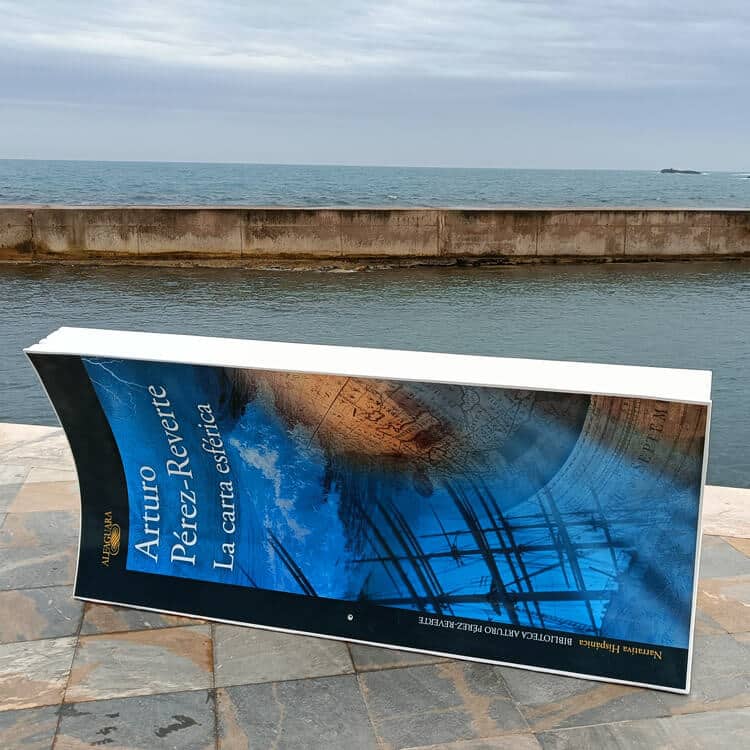 Bancos de libros de Arturo Pérez-Reverte en Cabo de Palos