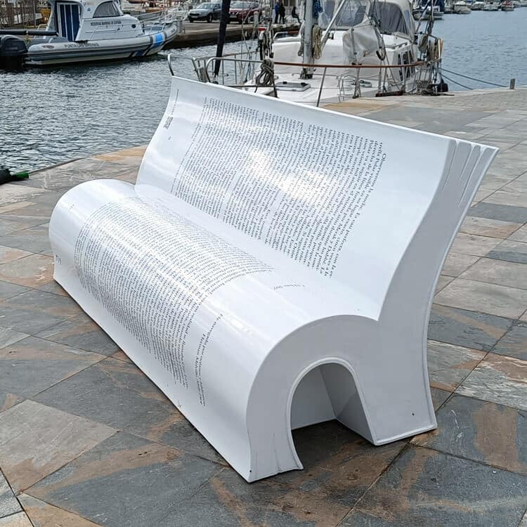 Bancos de libros de Arturo Pérez-Reverte en Cabo de Palos