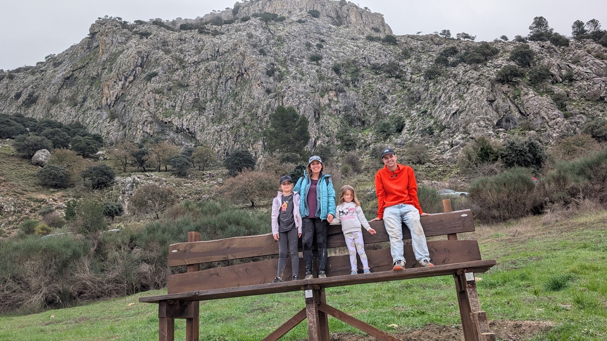 Familia blogueraviajera en el banco gigante del fuente de los 100 caños, Málaga