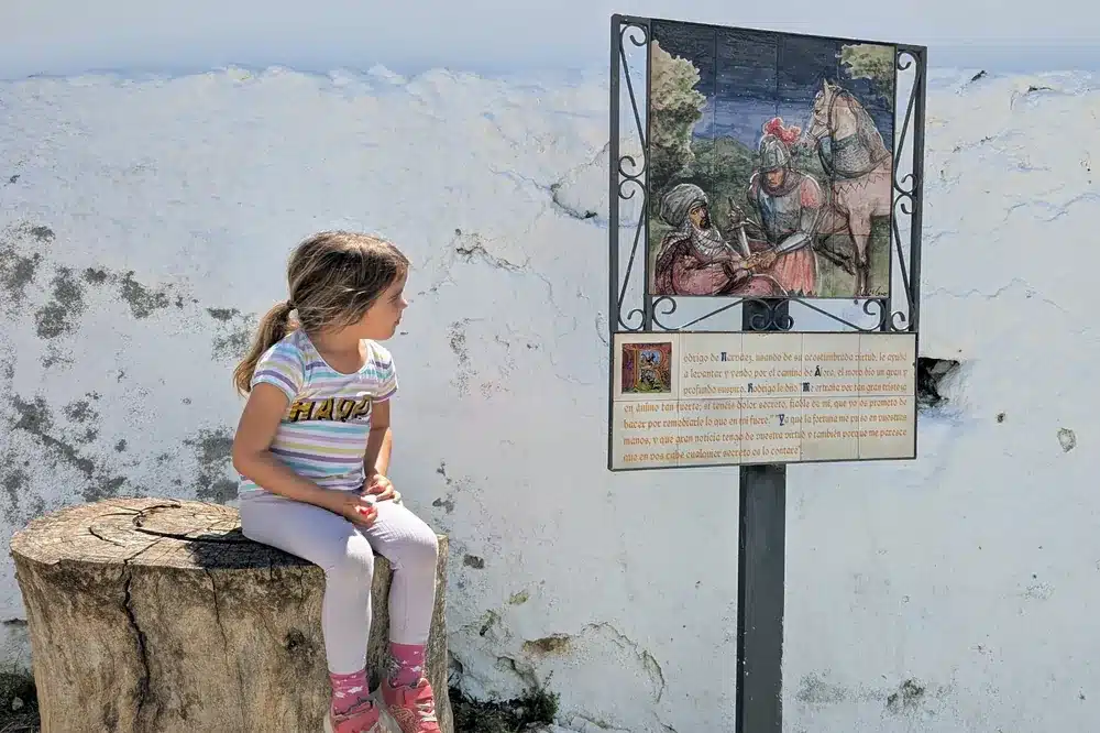 Cártama con niños: una escapada familiar cerquita de Málaga que te sorprenderá 13 Niña descubriendo la historia de los mosaicos de la Virgen de los Remedios
