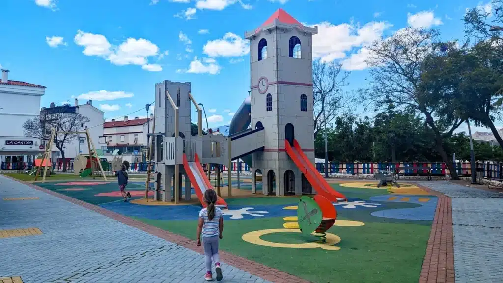 Cártama con niños: una escapada familiar cerquita de Málaga que te sorprenderá 2 Parque infantil temático con toboganes y torres en Cártama ideal para niños.