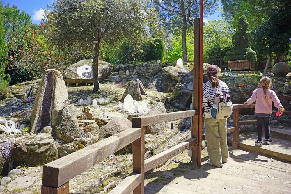 El Bosque Encantado de Madrid: una aventura en familia cerca de Madrid 3 Sendero con esculturas de piedras y cristales en El Bosque Encantado de San Martín de Valdeiglesias, Madrid